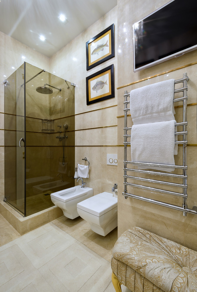Aménagement d'une salle de bain contemporaine avec une douche d'angle, un bidet, un carrelage beige et une cabine de douche à porte battante.