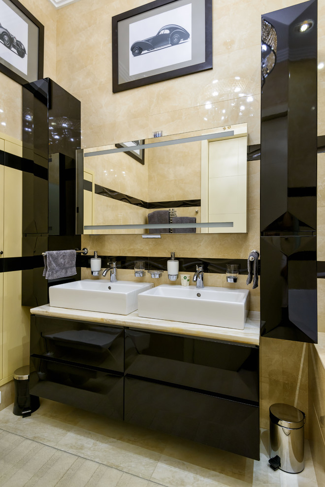 Modernes Badezimmer mit flächenbündigen Schrankfronten, schwarzen Schränken, beigen Fliesen und Aufsatzwaschbecken in Moskau