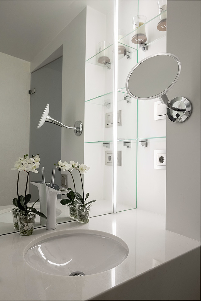 Идея дизайна: ванная комната в современном стиле с белыми стенами и врезной раковиной