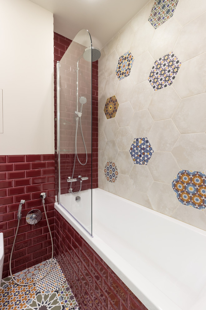 Inspiration för klassiska badrum, med ett platsbyggt badkar, en dusch/badkar-kombination, beige kakel, flerfärgad kakel, röd kakel, tunnelbanekakel, beige väggar och flerfärgat golv