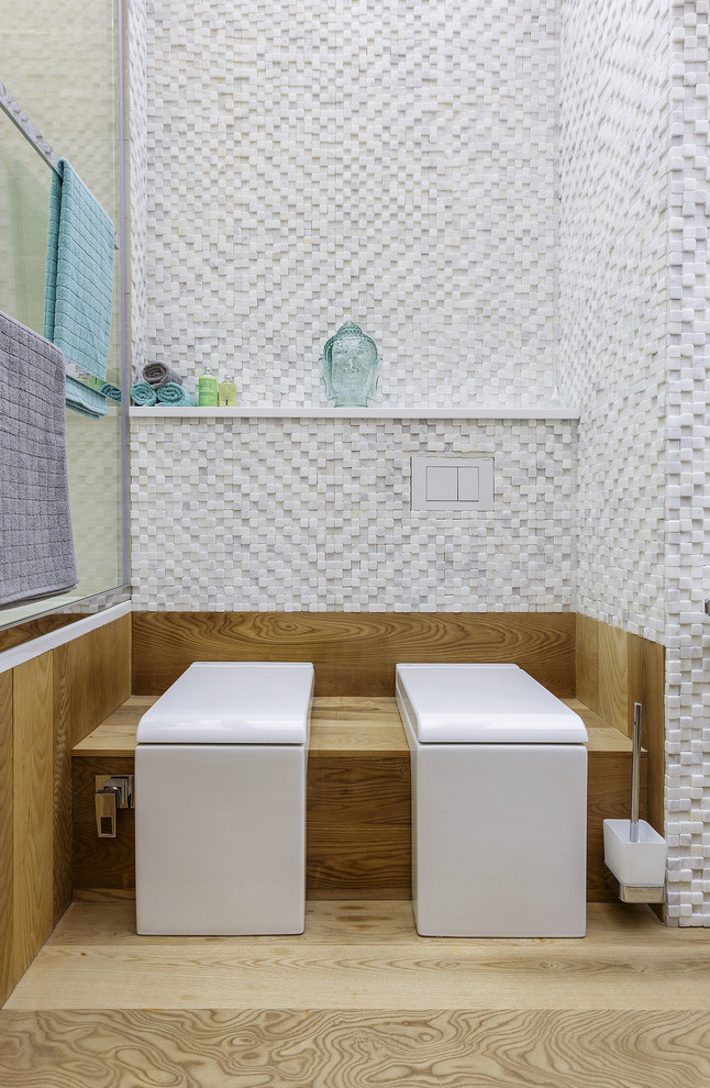 Aménagement d'une salle de bain contemporaine de taille moyenne avec un carrelage blanc, WC séparés, mosaïque et un sol beige.