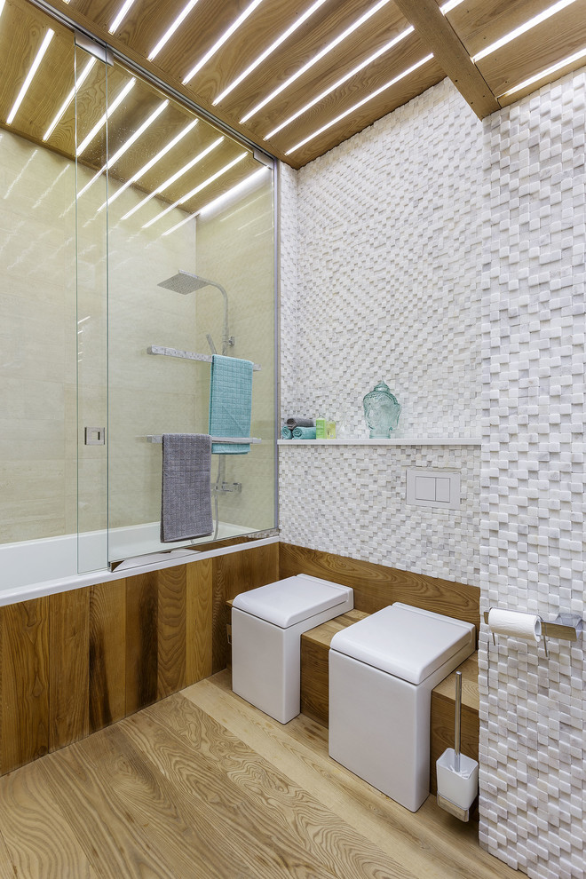 Idee per una stanza da bagno padronale contemporanea di medie dimensioni con piastrelle bianche, vasca ad alcova, vasca/doccia, WC a due pezzi, piastrelle a mosaico e pavimento beige