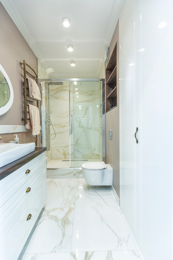 Idee per una stanza da bagno con doccia classica di medie dimensioni con WC sospeso, piastrelle beige, piastrelle in gres porcellanato, pareti beige, pavimento in gres porcellanato, lavabo da incasso, pavimento bianco e porta doccia scorrevole