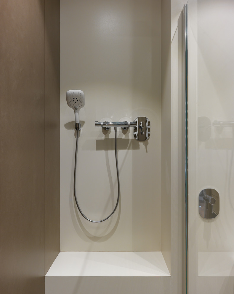 Идея дизайна: ванная комната среднего размера в современном стиле с бежевой плиткой, керамогранитной плиткой, бежевыми стенами, душевой кабиной и акцентной стеной