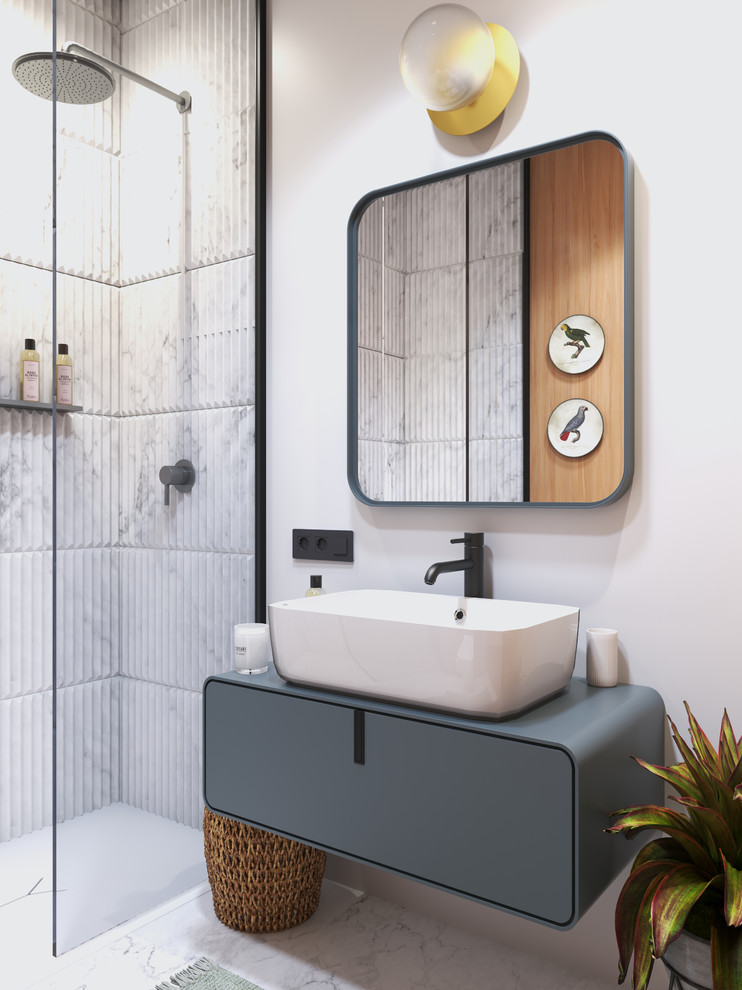Inredning av ett modernt mellanstort grå grått badrum med dusch, med släta luckor, grå skåp, en kantlös dusch, vit kakel, vita väggar, ett fristående handfat och vitt golv