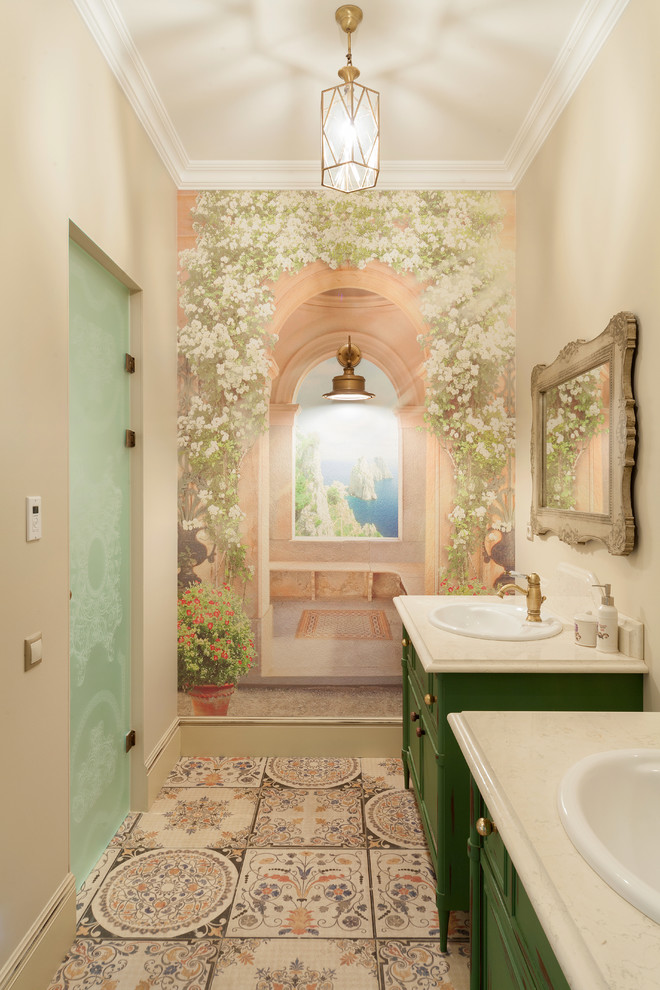 Mittelgroßes Shabby-Look Badezimmer mit grünen Schränken, Einbauwaschbecken, Falttür-Duschabtrennung und Schrankfronten mit vertiefter Füllung in Moskau