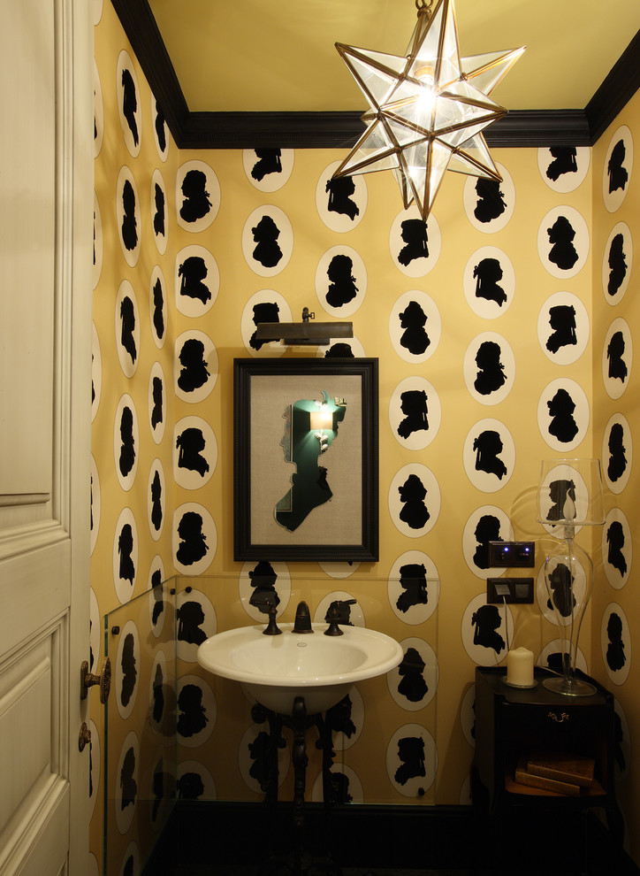 На фото: ванная комната в стиле неоклассика (современная классика) с консольной раковиной с