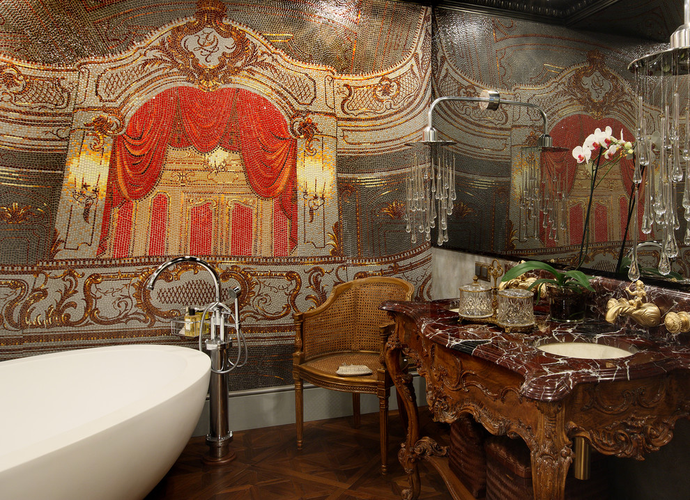 Источник вдохновения для домашнего уюта: ванная комната в классическом стиле с отдельно стоящей ванной, разноцветной плиткой, плиткой мозаикой и врезной раковиной