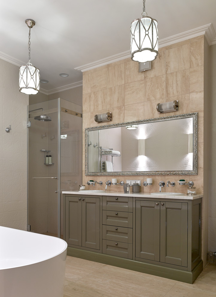 Idee per una stanza da bagno tradizionale con ante con riquadro incassato, vasca freestanding, doccia ad angolo e porta doccia a battente
