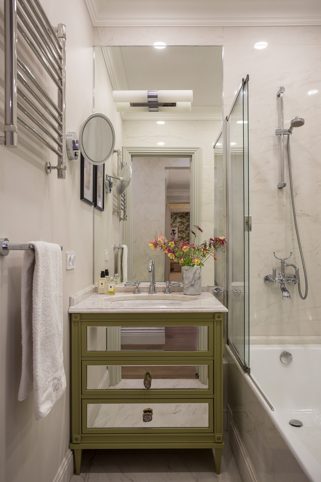 Immagine di una stanza da bagno padronale classica con ante verdi, vasca ad alcova, vasca/doccia, piastrelle beige, pareti beige, lavabo sottopiano, pavimento beige, porta doccia scorrevole e ante con riquadro incassato