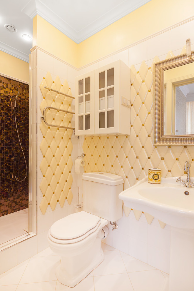 Пример оригинального дизайна: ванная комната в классическом стиле с душем в нише, раздельным унитазом, белой плиткой, желтой плиткой, керамической плиткой, желтыми стенами, душевой кабиной и раковиной с пьедесталом