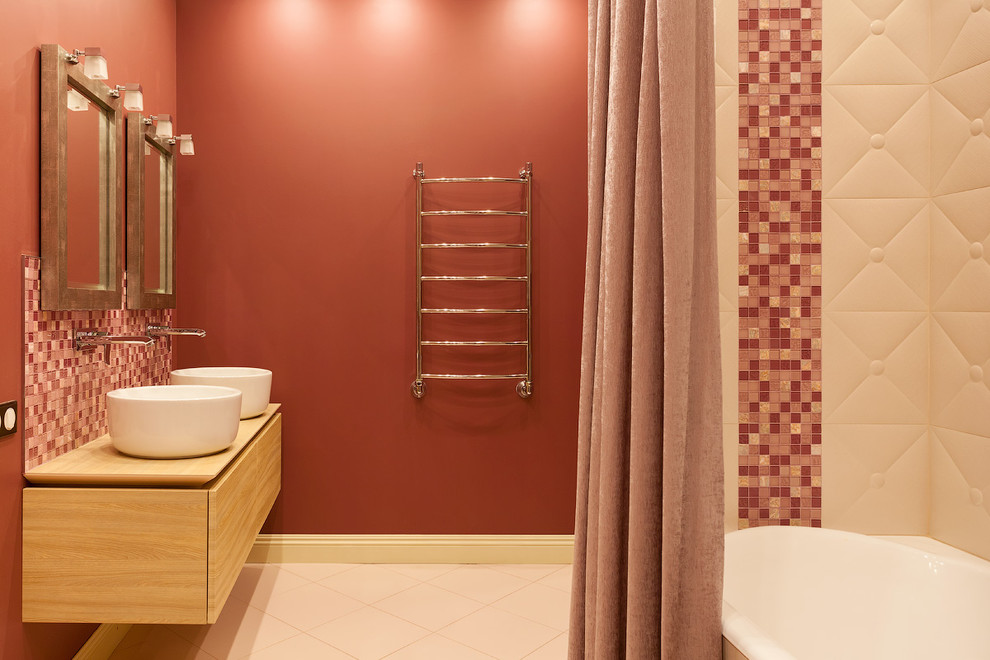 Klassisches Badezimmer En Suite mit flächenbündigen Schrankfronten, hellen Holzschränken, weißen Fliesen, roten Fliesen, Mosaikfliesen und Aufsatzwaschbecken in Moskau