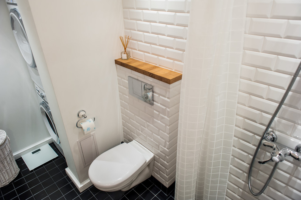 Пример оригинального дизайна: маленькая главная ванная комната в скандинавском стиле с плоскими фасадами, белыми фасадами, открытым душем, инсталляцией, белой плиткой, керамогранитной плиткой, белыми стенами, полом из керамогранита, консольной раковиной, черным полом и шторкой для ванной для на участке и в саду