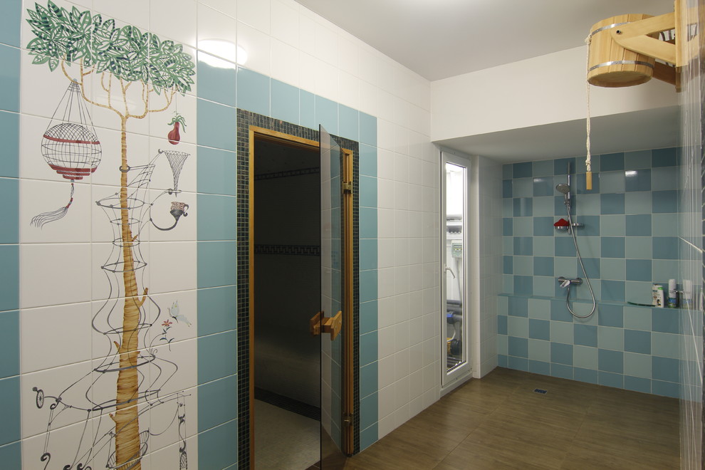 Eklektisk inredning av ett stort bastu, med en öppen dusch, flerfärgad kakel, keramikplattor, vita väggar, klinkergolv i porslin och brunt golv