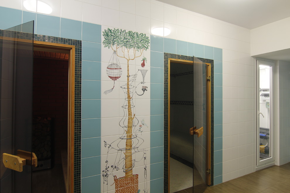 Esempio di una grande sauna eclettica con doccia aperta, piastrelle multicolore, piastrelle in ceramica, pareti bianche, pavimento in gres porcellanato e pavimento marrone