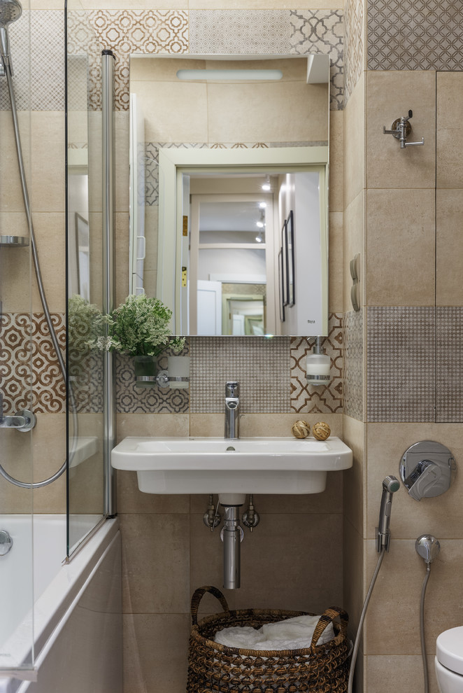 На фото: главная ванная комната в современном стиле с ванной в нише, душем над ванной, бежевой плиткой и подвесной раковиной с