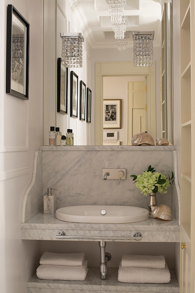 Стильный дизайн: ванная комната в классическом стиле с открытыми фасадами и накладной раковиной - последний тренд