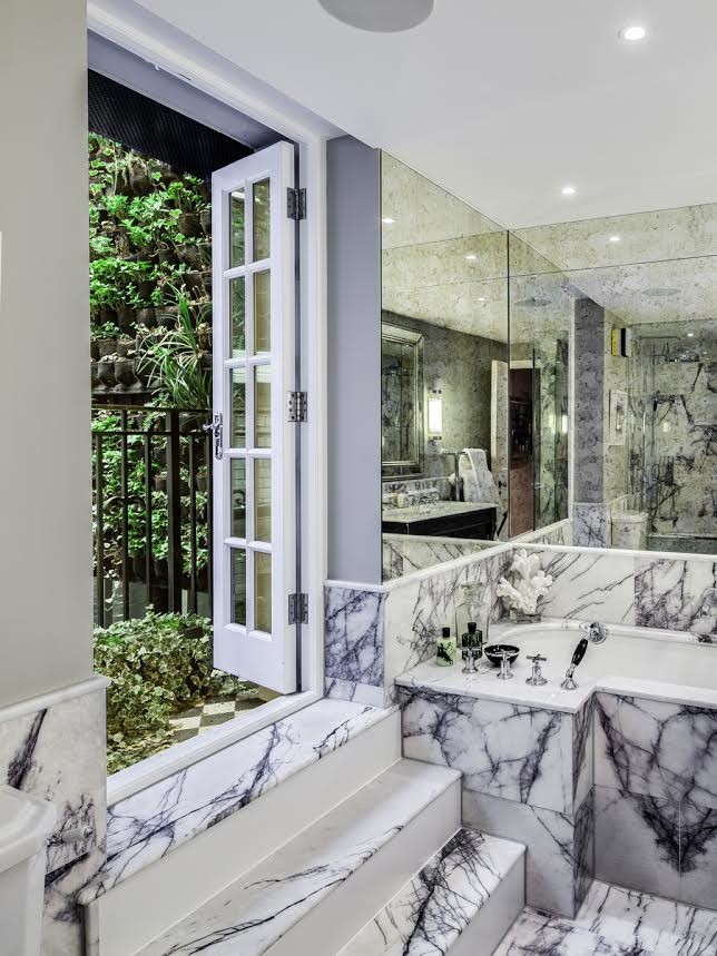 ロンドンにあるコンテンポラリースタイルのおしゃれなマスターバスルーム (アンダーマウント型浴槽、モノトーンのタイル、石タイル、グレーの壁、大理石の床) の写真