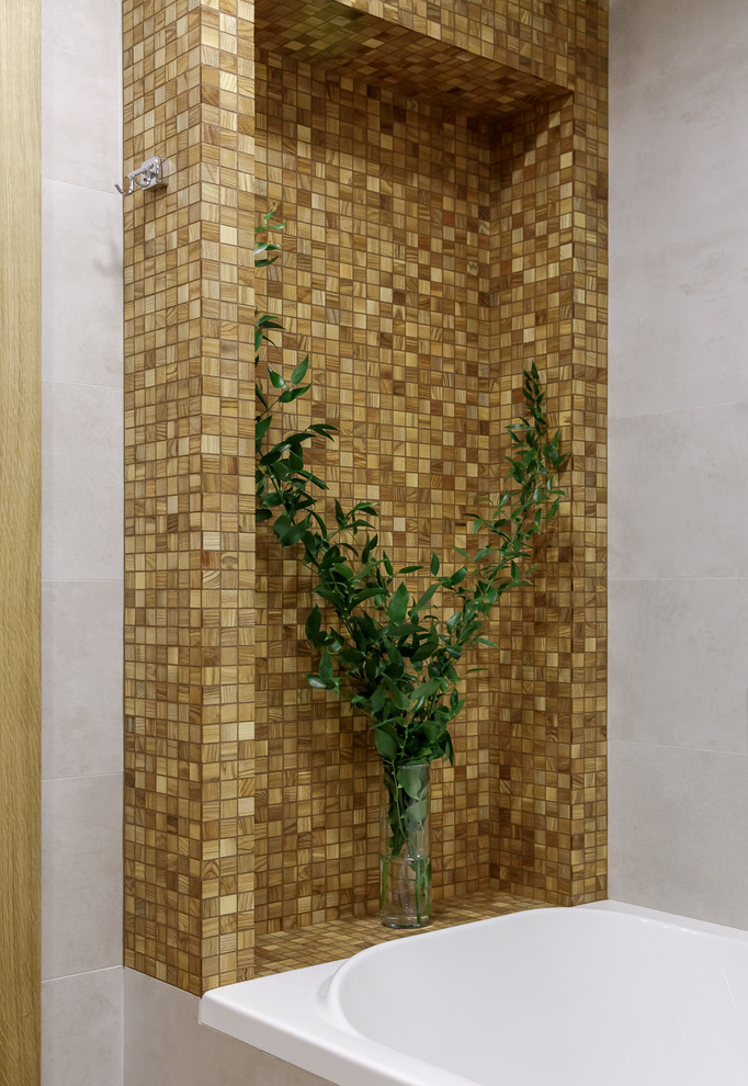 Modernes Badezimmer mit Mosaikfliesen in Moskau