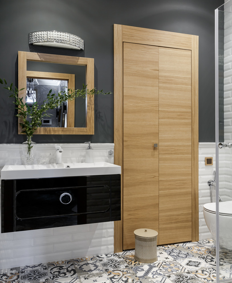 Idee per una stanza da bagno contemporanea con ante nere, WC sospeso, piastrelle bianche, piastrelle diamantate, pareti nere, lavabo integrato e pavimento multicolore