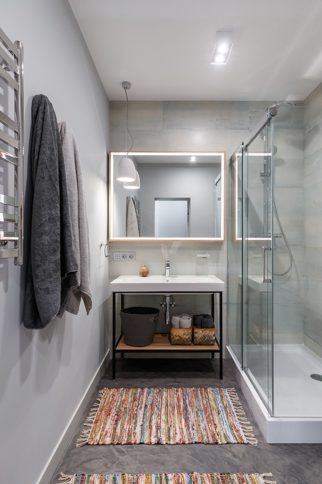 Réalisation d'une petite salle de bain design avec une douche d'angle, un carrelage gris, un mur gris, un plan vasque, un sol gris et une cabine de douche à porte coulissante.