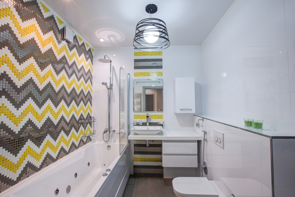 Exempel på ett modernt badrum, med släta luckor, vita skåp, ett badkar i en alkov, en dusch/badkar-kombination, en vägghängd toalettstol, vita väggar, ett fristående handfat och med dusch som är öppen