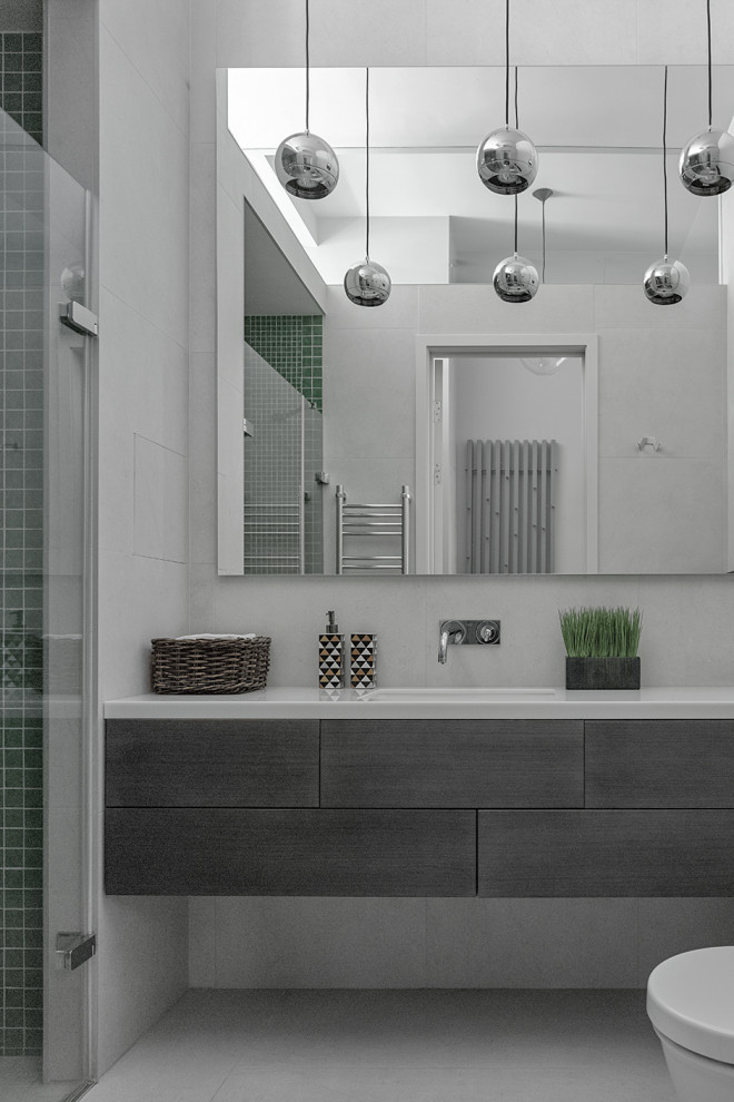 Modernes Badezimmer mit flächenbündigen Schrankfronten, Duschnische, Unterbauwaschbecken, grauem Boden, Falttür-Duschabtrennung und weißer Waschtischplatte in Moskau