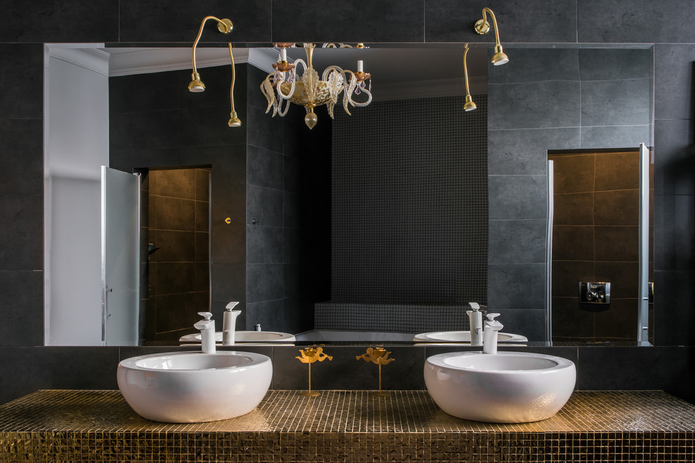 Imagen de cuarto de baño actual con baldosas y/o azulejos grises, lavabo sobreencimera, encimera de azulejos y encimeras marrones