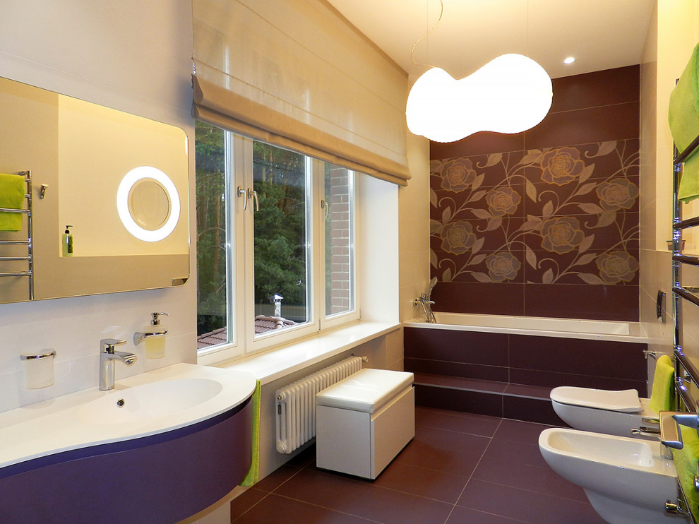Идея дизайна: большая детская ванная комната в современном стиле с плоскими фасадами, фиолетовыми фасадами, полновстраиваемой ванной, инсталляцией, белой плиткой, фиолетовыми стенами, полом из керамогранита, подвесной раковиной, столешницей из искусственного камня, фиолетовым полом, белой столешницей, тумбой под одну раковину, подвесной тумбой и керамогранитной плиткой