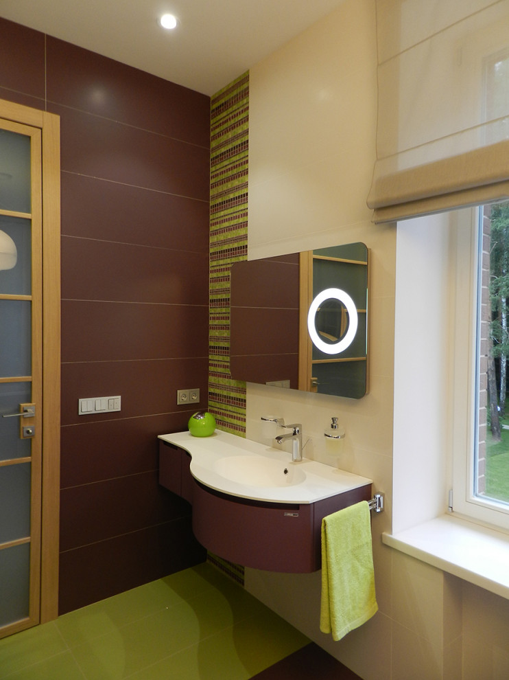 Пример оригинального дизайна: большая детская ванная комната в современном стиле с плоскими фасадами, фиолетовыми фасадами, белой плиткой, керамогранитной плиткой, фиолетовыми стенами, полом из керамогранита, подвесной раковиной, столешницей из искусственного камня, зеленым полом, белой столешницей, тумбой под одну раковину и подвесной тумбой