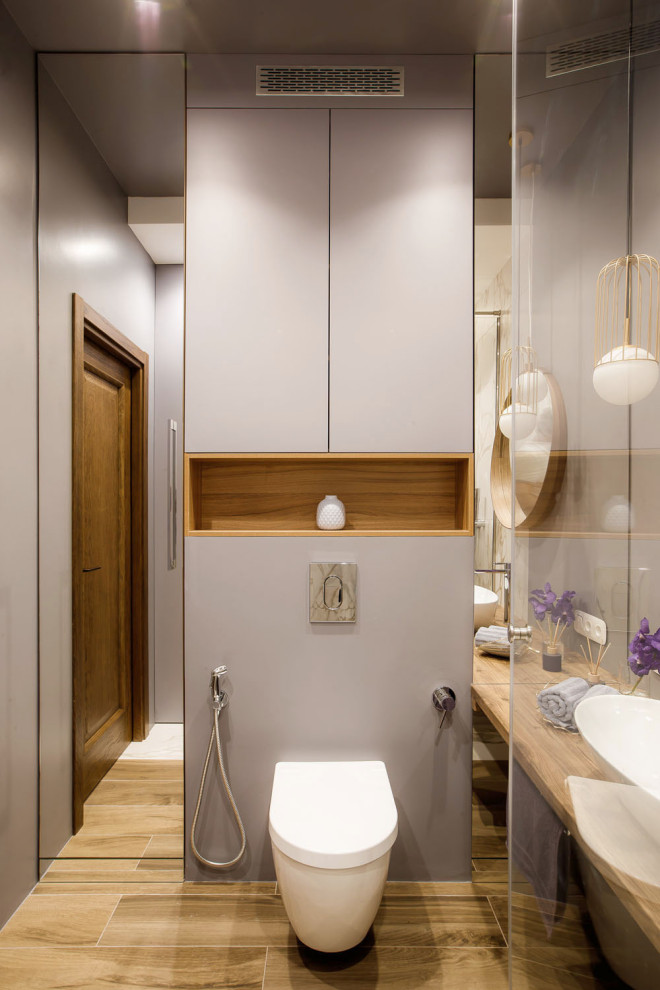 Пример оригинального дизайна: ванная комната среднего размера в современном стиле с инсталляцией, душевой кабиной, настольной раковиной и коричневым полом