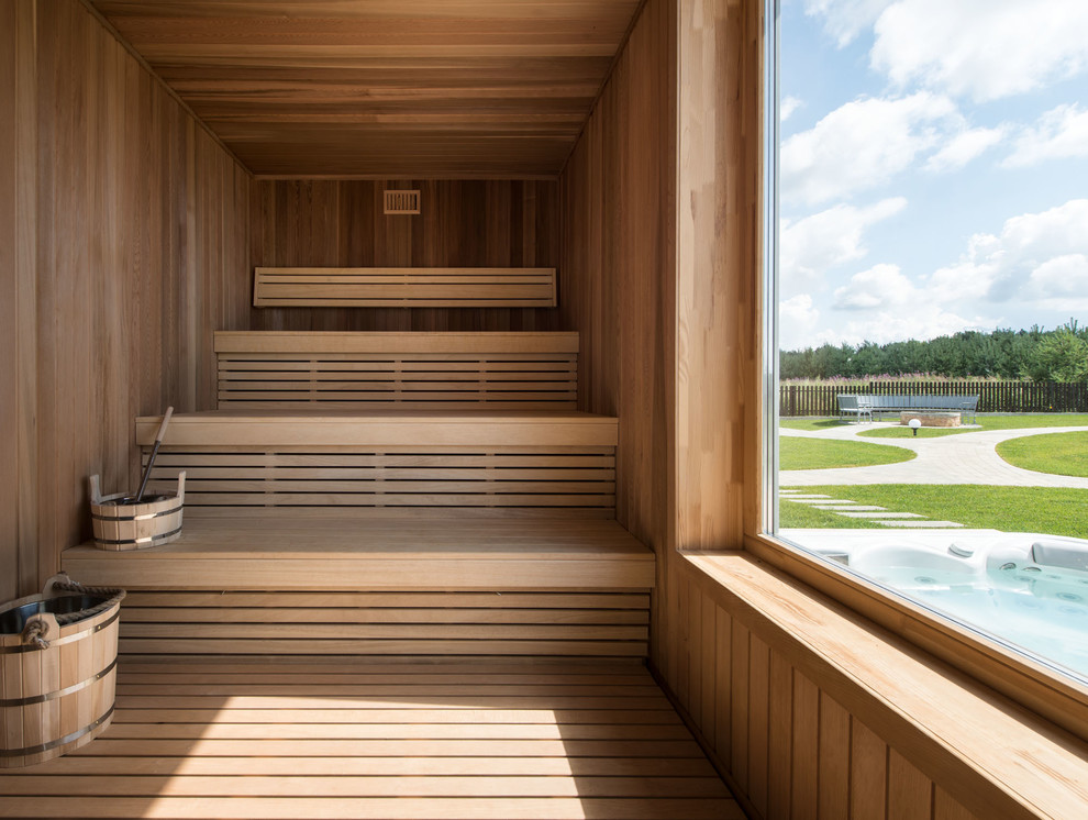 Foto de sauna actual grande con ventanas