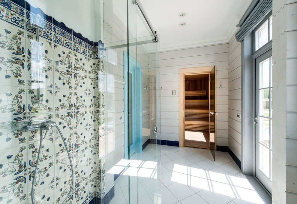 Idee per una grande stanza da bagno con doccia mediterranea con doccia aperta, piastrelle multicolore, piastrelle in ceramica, pareti bianche, pavimento in gres porcellanato, pavimento bianco e porta doccia scorrevole