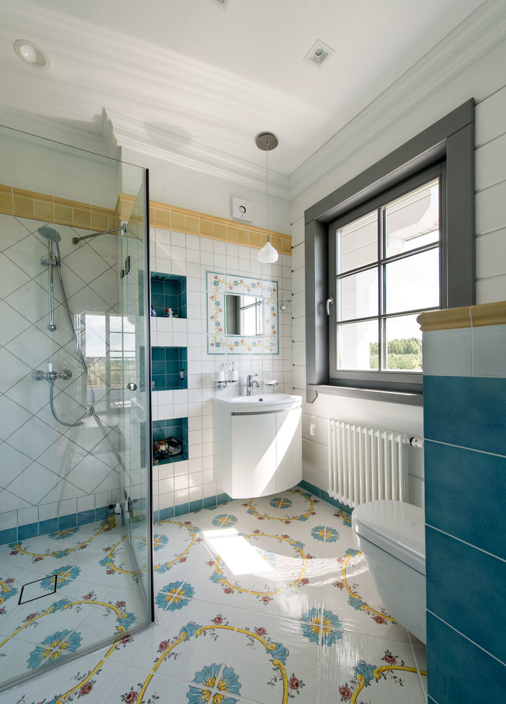 Inredning av ett medelhavsstil stort badrum med dusch, med vita skåp, en öppen dusch, flerfärgad kakel, keramikplattor, vita väggar, klinkergolv i porslin, flerfärgat golv, dusch med skjutdörr och släta luckor