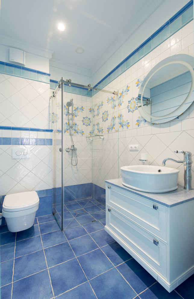 Foto di una grande stanza da bagno con doccia mediterranea con ante bianche, piastrelle multicolore, piastrelle in ceramica, pavimento in gres porcellanato, porta doccia scorrevole, doccia ad angolo, lavabo a bacinella e pavimento blu