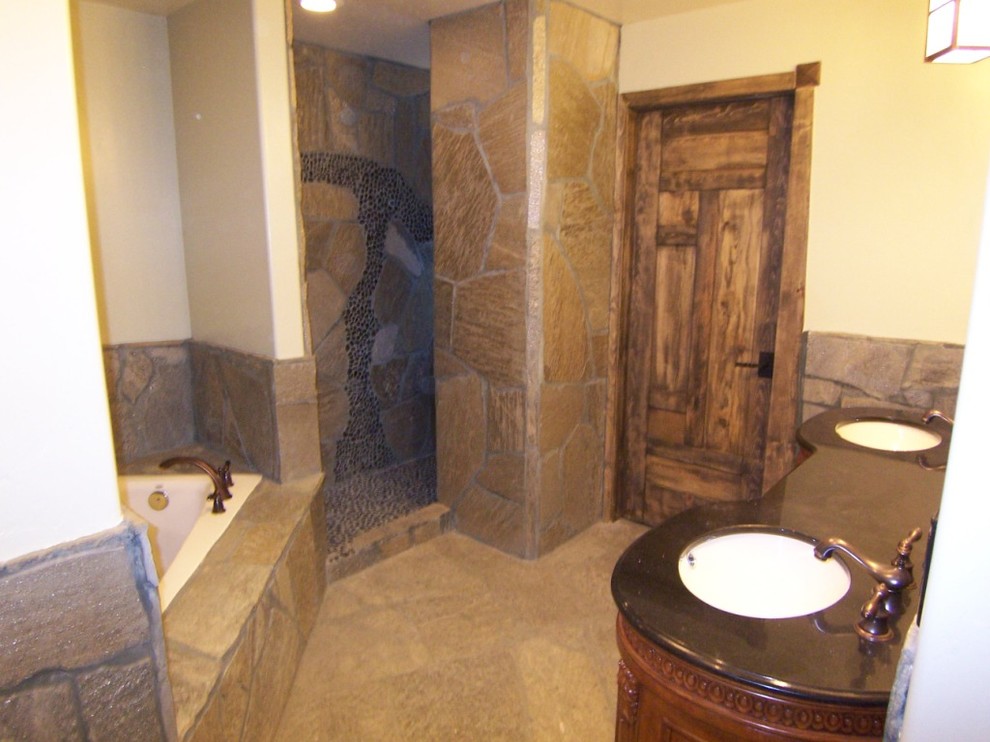 На фото: ванная комната в классическом стиле с столешницей из гранита