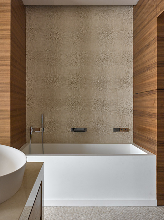 Идея дизайна: ванная комната в современном стиле с ванной в нише
