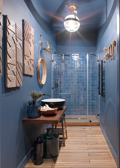 Foto di una stanza da bagno con doccia eclettica con doccia alcova, pareti blu e lavabo a bacinella
