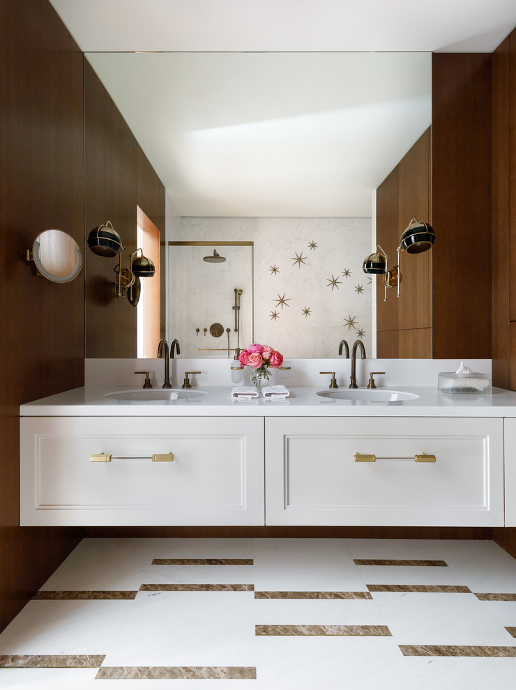Идея дизайна: ванная комната в стиле неоклассика (современная классика) с фасадами с утопленной филенкой, белыми фасадами, коричневыми стенами, разноцветным полом, белой столешницей и зеркалом с подсветкой