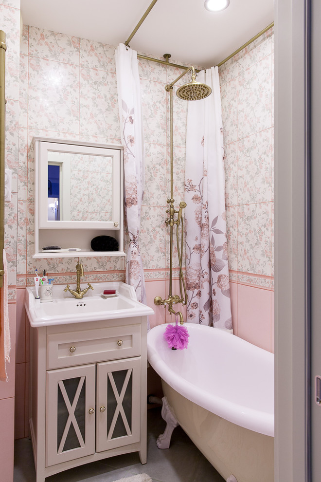 Источник вдохновения для домашнего уюта: маленькая главная ванная комната в классическом стиле с ванной на ножках, розовой плиткой, стеклянными фасадами, белыми фасадами, душем над ванной, розовыми стенами, консольной раковиной и шторкой для ванной для на участке и в саду