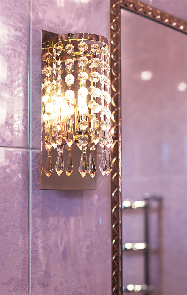 Пример оригинального дизайна: детская ванная комната среднего размера в классическом стиле с фасадами с выступающей филенкой, фиолетовыми фасадами, угловой ванной, инсталляцией, розовой плиткой, керамической плиткой, розовыми стенами, полом из керамической плитки, накладной раковиной, столешницей из плитки, фиолетовым полом и фиолетовой столешницей