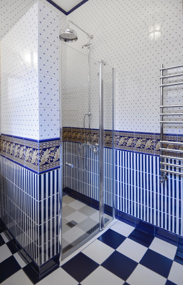 Foto på ett litet vintage badrum med dusch, med en dusch i en alkov, en vägghängd toalettstol, blå kakel, keramikplattor, blå väggar, klinkergolv i keramik, ett piedestal handfat, kaklad bänkskiva, blått golv och dusch med gångjärnsdörr