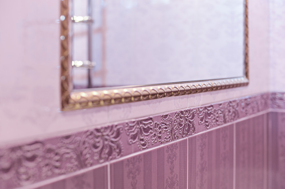 Стильный дизайн: детская ванная комната среднего размера в классическом стиле с фасадами с выступающей филенкой, фиолетовыми фасадами, угловой ванной, инсталляцией, розовой плиткой, керамической плиткой, розовыми стенами, полом из керамической плитки, накладной раковиной, столешницей из плитки, фиолетовым полом и фиолетовой столешницей - последний тренд