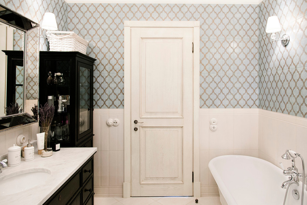 Inredning av ett modernt en-suite badrum, med skåp i mörkt trä, blå kakel, beige kakel, flerfärgad kakel och ett nedsänkt handfat