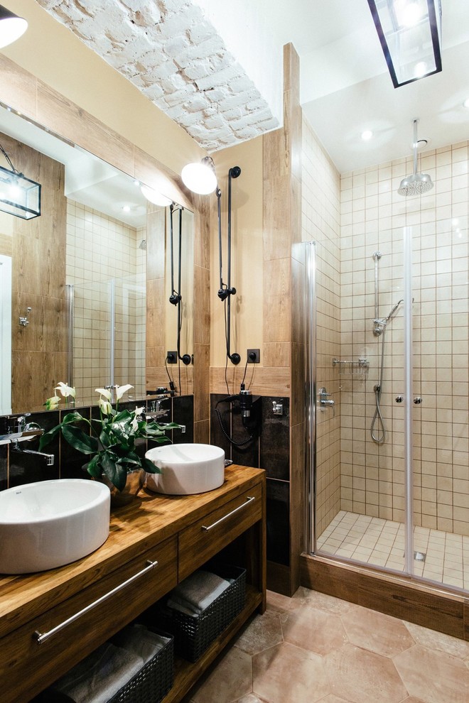 Bild på ett mellanstort funkis badrum med dusch, med en dusch i en alkov, flerfärgad kakel, keramikplattor, beige väggar, klinkergolv i keramik, ett nedsänkt handfat, släta luckor, skåp i mellenmörkt trä och dusch med gångjärnsdörr