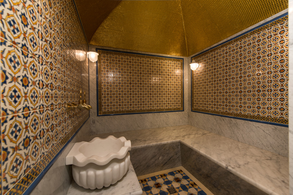 Ejemplo de cuarto de baño de estilo zen con baldosas y/o azulejos de cerámica y suelo con mosaicos de baldosas