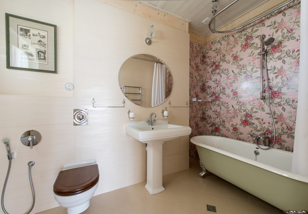 Свежая идея для дизайна: ванная комната в стиле кантри с ванной на ножках, душем над ванной, раздельным унитазом, разноцветной плиткой, керамической плиткой, разноцветными стенами, полом из керамической плитки, раковиной с пьедесталом и гигиеническим душем - отличное фото интерьера