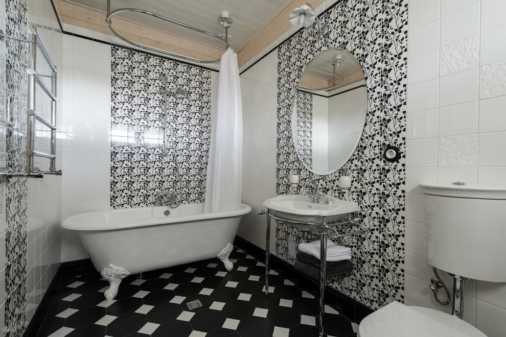 Стильный дизайн: ванная комната в стиле фьюжн с ванной на ножках, душем над ванной, раздельным унитазом, черно-белой плиткой, керамической плиткой, полом из керамической плитки, консольной раковиной и белыми стенами - последний тренд