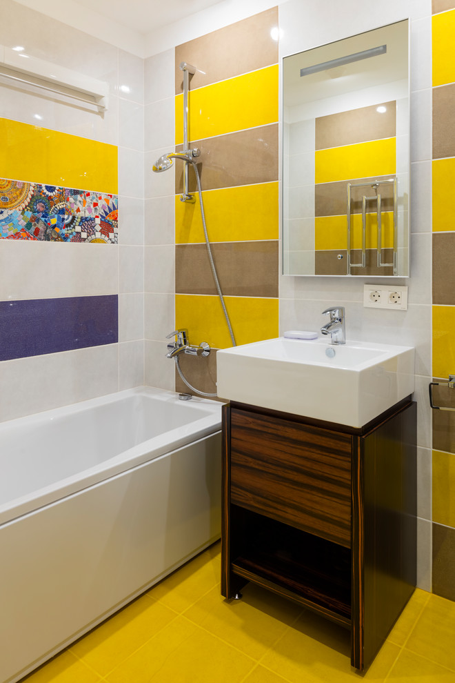 Modernes Badezimmer En Suite mit dunklen Holzschränken, Badewanne in Nische und gelbem Boden in Moskau