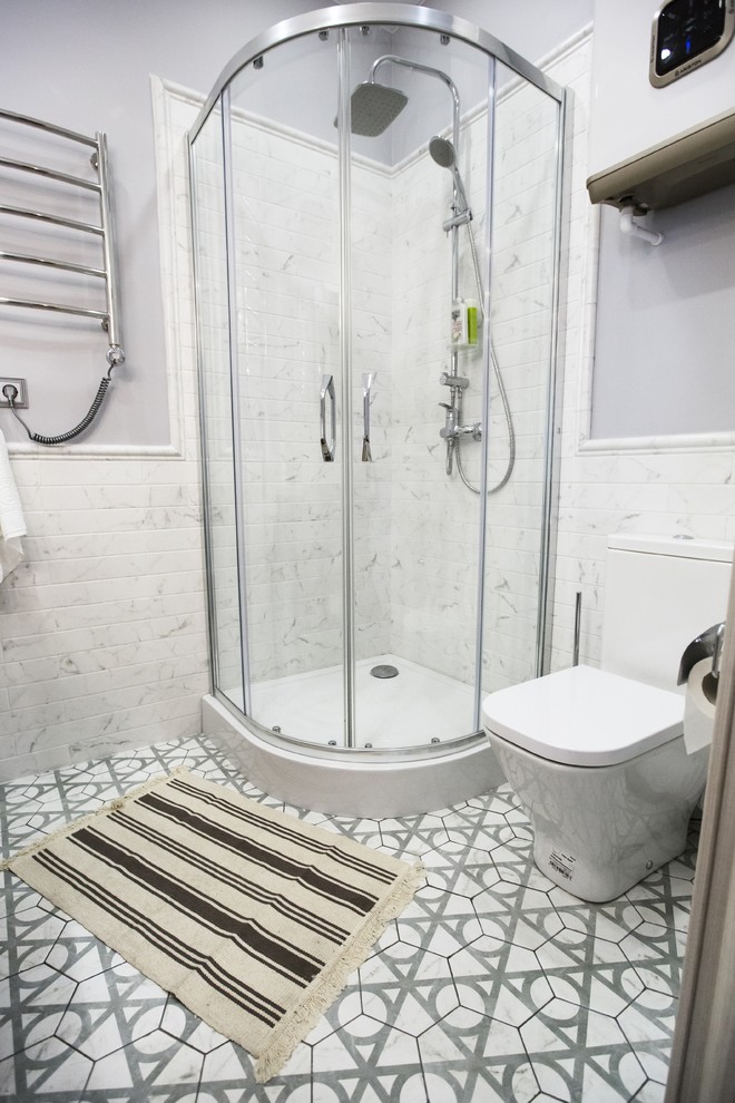 Стильный дизайн: маленькая ванная комната в современном стиле с душевой кабиной, угловым душем и душем с распашными дверями для на участке и в саду - последний тренд